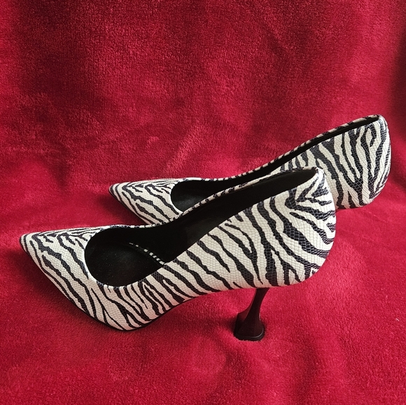 Vincent Camuto Kamerna3 Pumps, Size 9.5M. Black & White Tigre Lizard colors. - Picture 3 of 7